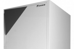 TEPELNÉ ČERPADLO ALTHERMA - výrobca: Daikin, cena: 4 360 € bez DPH, www.altherma.sk. Daikin Altherma LT vyhreje domácnosť až päťkrát účinnejšie než tradičné vykurovacie systémy, približne 80 % tepla vyprodukuje úplne zadarmo. Výhodou je možnosť pripojenia na solárne panely. Teplo z okolitého prostredia využíva aj na ohrev vody. Zásobník na teplú vodu je v objemoch 180 a 260 l