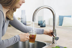 BATÉRIA S OHREVOM - výrobca: Grohe, cena: 2 082 €, www.grohe.sk. Páková batéria dokáže pomocou malého skrytého bojlera bleskovo rýchlo dodať vriacu vodu pre okamžitú spotrebu, inak funguje ako normálna batéria. O bezpečnosť detí sa postará detský zámok rukoväte na vriacu vodu, povrch celej batérie ostáva chladný