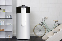 TEPELNÉ ČERPADLO aroSTOR - výrobca: Vaillant, cena: 2 580 eur, www.vaillant.sk. Tepelné čerpadlo na ohrev vody aroSTOR vzduch/ voda s 290l bivalentným zásobníkom vám dopraje pohodu v sprche i vo vani bez obáv z vysokých účtov. V porovnaní s ohrevom vody plynovým kondenzačným kotlom je hospodárnejšie. Vodu dokáže ohriať až na 60 °C aj počas chladnejších dní, keď teplota klesne na -7 °C