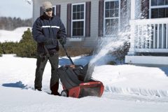 POŽIERAČ SNEHU - výrobca: MTD, cena: 749 eur, www.hornbach.sk. Snehová fréza MTD ME 61 s elektroštartérom na 230 V a pracovným svetlom ponúka vynikajúci pomer medzi cenou a výkonom. Slušný záber, veľké kolesá a silný motor dovoľujú oveľa viac než len upratovanie príjazdových ciest alebo malých dvorov