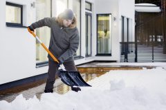 ODOLNÝ A ĽAHKÝ - výrobca: Fiskars, cena: 23 eur, www.fiskars-shop.sk. Ergonomická násada odhŕňača Fiskars SnowXpert s plastovým poťahom sa dobre drží v ruke a nechladí