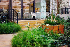 Chcete vytvoriť na relatívne malom priestore záhradu plnú rastlín? Nahraďte trávnik záhonmi