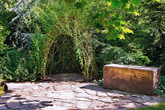 Zaujímavým prvkom je zákutie, tunel alebo stena zo spleteného vŕbového prútia