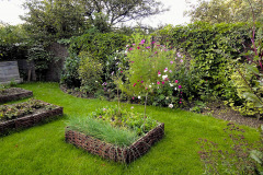 Prútie pôdu vo vyvýšenom záhone neudrží, ale dá sa použiť
ako pôsobivý lem. Aby ste zabránili koseniu okolo obruby, položte k nej na úroveň pôdy napríklad tehly, po ktorých môže jazdiť koliesko kosačky