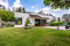 Terasa orientovaná na juh priamo nadväzuje na hlavný obytný priestor a ponúka obľúbené miesto na stretávanie s priateľmi. Za horúcich letných dní však majitelia užívajú menšiu skrytú terasu za domom orientovanú na sever