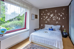 Stenu v záhlaví postele obložili mušľami z ciest. Spolu s ďalšími textíliami v spálni ide o doklad výtvarného talentu panej domu