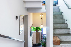 Časť dlážky pokrýva tepelne odolná hmota PanDomo, doplnená tropickým drevom. Povrch schodov čiastočne obložili drevenou mozaikou Merbau, ktorá sa používa v priemyselných prevádzkach