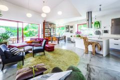 Hlavná obytná miestnosť dostala ďalší rozmer vďaka nápaditým guliam Vitosi z ručne fúkaného skla. Slamený koník je dielo výtvarníčky z južných Čiech. „Už ho mám dlho, je trošku vypĺznutý, stále sa však s ním nedokážem rozlúčiť,“ hovorí Radka Kubková