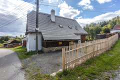 Drevené povrchy ošetrili osvedčenými tradičnými spôsobmi, omietky na fasáde sú vápenné. Vďaka tomu môžete v dome zakúsiť neopísateľnú atmosféru časov našich prapredkov