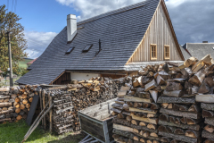 Dominantou chalupy je veľký prielezný komín, ktorý odvádza dym z čiernej kuchyne. Povrch strechy aj detailne prevedený štít potvrdzuje perfektnú prácu remeselníkov, ktorí rekonštrukciu vykonávali