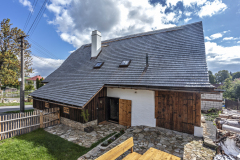 To, že rekonštrukcia chalupy prebiehala pod dozorom a v súčinnosti s pamiatkarmi, vidno na každom kroku