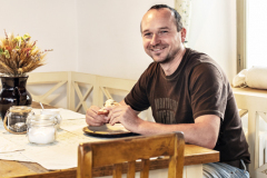 Pán domu za kuchynským stolom. na rekonštrukcii si dal naozaj záležať a nám nezostáva, než mu popriať zaslúženú dobrú chuť