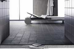 Aj pri rekonštrukcii je možné jednoducho realizovať sprchy v úrovni podlahy. S využitím kúpeľňových odtokov Viega Advantix, ktoré sa vyznačujú extrémne nízkou montážnou výškou (foto: Viega)