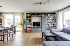 Veľké presklené plochy obývací priestor krásne presvetľujú a opticky zväčšujú