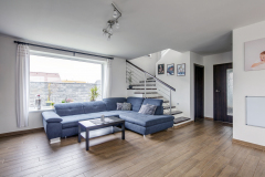 Dominantou hlavného priestoru je bezpochyby krivočiare schodisko, spájajúce obe podlažia objektu