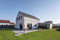 Na podporu architektonického výrazu a zvýraznenie čistej kompozície domu použili na štítoch a garáži obkladové drevo