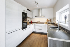 Jednoduchosť, sofistikovanosť a elegancia predstavujú základné atribúty súčasného moderného štýlu, kde sa okrem estetickej funkcie prihliada najmä na funkčnosť