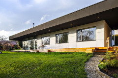 Domu jednoduchého pravidelného pôdorysu dodáva presah strechy dynamiku a zdôrazňuje jeho pozdĺžnu líniu