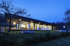 Jednopodlažný, bezbariérový a v ideálnom prepojení s prírodou, tak znela požiadavka na dom