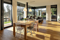 Meniace sa farby záhrady za oknom počas roka na celok celkom prirodzene nadväzujú