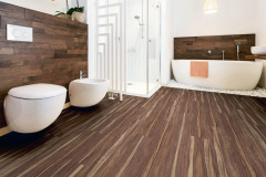 Vinylová dlážka Vereg so vzorom orech sa vyznačuje perfektným vzhľadom na nerozoznanie od prírodného dreva. Kvalitný odolný povrch je zušľachtený polyuretánom, hodí sa aj do vlhkých miestností vrátane kúpeľní. V predajniach Hornbach ju kúpite za 21,95 € / m²