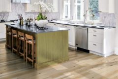 Laminátová dlážka Skandor (na snímke dekor buk glory) je odolná proti záťaži aj poškodeniu. V kuchyni odolá rozliatej vode či padajúcemu riadu. Cena 5,39 € / m² (Hornbach)