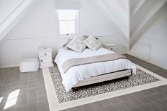 Španielsky výrobca keramických dlažieb Ragno ponúka kolekciu v štýle retro (vrátane formátu 20 x 20 cm), ktorú možno uplatniť v celom dome. Napríklad v spálni nápadito napodobní vzorovaný koberec na šedom neutrálnom podklade. Ideálne sa hodí na dlážkové vykurovanie