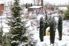 Pozemok s výmerou 3 300 m2 je bohato osadený, napriek tomu pôsobí vzdušným dojmom. Zásluhu na tom majú rozľahlé trávnaté a jazerné plochy a ničím nerušené výhľady do diaľky