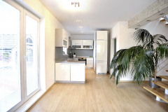 Kuchyňu možno oddeliť od obývacej izby priečkou, otvorený variant je však oveľa príjemnejší i estetickejší