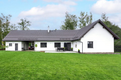 Majiteľ domu je stavbár a pôdorys domu si nakreslil sám - bungalov do tvaru L, s veľkým obývacím priestorom a krytým garážovým státím