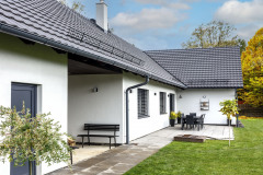 Architektonické poňatie domu bolo ovplyvnené striktnými regulatívmi platnými pre CHKO. Vďaka tomu tu vznikla stavba, ktorú možno označiť ako archetyp tradičného domu danej oblasti