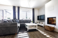 Pán domu nechcel, aby obstavaná kozubová vložka príliš trčala do priestoru, preto ju čiastočne zasunul do steny, konkrétne do otvoru zaisteného prekladom