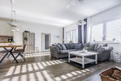 V hlavnej obytnej miestnosti okrem jedálneho stola nájdete aj sedaciu súpravu do L so stolom v provensálskom štýle. Presklená plocha dostatočne zásobuje miestnosť prirodzeným svetlom