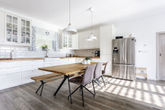 Kuchyňa inšpirovaná provensálskym štýlom s masívnou drevenou doskou v prírodnom odtieni. Rovnaký odtieň nájdete aj na doske jedálenského stola a lavici minimalistickej konštrukcie