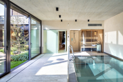 Prelivový bazén je vybavený malou saunou a sprchou a takisto bezbariérovo nadväzuje na átrium