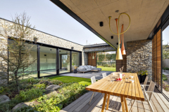 K prepojeniu exteriéru s interiérom prispievajú nielen presklené steny, ale aj bezbariérové prechody dlážok a terás