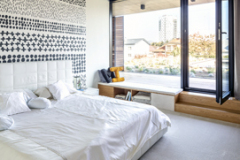 Spálňa rodičov i obe kúpeľne v hornom podlaží majú priamy výstup na strešnú terasu. Drevená paluba pokračuje intenzívnou zelenou strechou