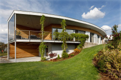 Dom v tvare luku (foto: Petr Zikmund)