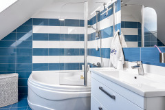 Kúpeľňa s obkladom v námorníckej modro-bielej pôsobí príjemne a optimisticky