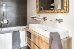 Lichobežníkový pôdorys domu sa logicky odrazil pri škárovaní a rezoch dlažby, tieto rozdiely uhlov dlaždíc sa podarilo dômyselne kompenzovať v miestnostiach, kde to nevadí, napríklad na WC, v sprchovom kúte či komore. Tu všade nájdete lichobežníkový pôdorys