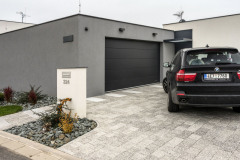 Priestor pred vrátami do garáže slúži na parkovanie a od verejného priestoru ho nedelí žiadne plot