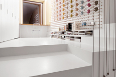 Stierka dlážky prechádza na schodisko a spolu so sadrokartónovými stenami a podhľadom splývajú v jednoliaty celok