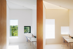 Izba na poschodí. Všetky okná v dome komponovali tak, aby poskytovali čo najkrajší výhľad a vytvárali v interiéri zaujímavé svetelné efekty