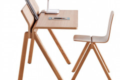 Stôl CPH190 z ohýbanej preglejky, ktorá tvorí pracovnú dosku a zároveň stojan na poznámky či otvorenú knihu, 150 × 70 × 91 cm a stohovateľná stolička (dizajn Ronan a Erwan Bouroullecovci, Hay)