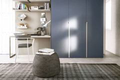 V malom priestore oceníte skriňu, ktorá predstavuje pracovné miesto so vstavanými policami a stolom (Alf DaFre)