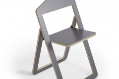 Stoličku Hanger zavesíte na stenu alebo na šatníkovú tyč a využijete ako ramienko na šaty (dizajn Philippe Malouin, Umbra Shift)