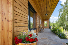 Východnú fasádu, kde je hlavný vstup do domu, po celej dĺžke lemuje krytá terasa, akási moderná obdoba priedomia vidieckej stavby. Aj dnes je priedomie užitočné a príjemné