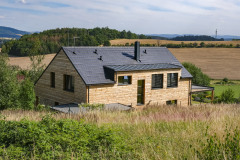 Fasáda má vetraný obklad zo smrekovcového dreva, ktoré časom získa prirodzenú patinu. Jeho sfarbenie kontrastuje s antracitovými okennými rámami, žalúziami a čiernu škridlovou krytinou