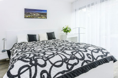 Spálňa má veľkú presklenú plochu s priamym výhľadom do záhrady. Majitelia majú pocit, že zaspávajú v náručí prírody