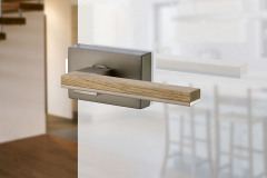 Dizajnovo jednoduchým dverám pristane jednoduché kovanie; Sapglass (SAPELI)